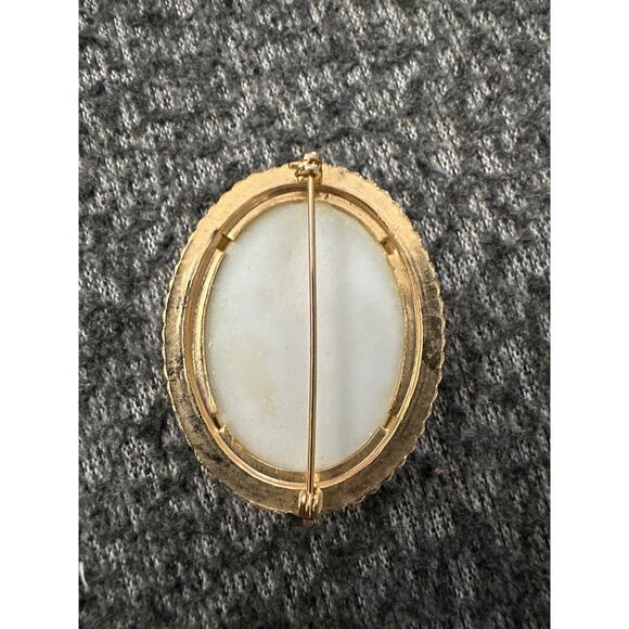 VINTAGE Brooch Porcelain Pink Red Rose With Brass Trim. - Picture 2 of 3